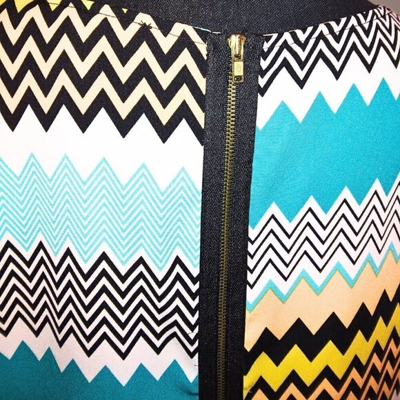FRANCESCA'S COLLECTIONS MULTI COLORED ZIG ZAG PATTERN BLOUSE WITH ZIPPER BACK - Picture 4 of 5